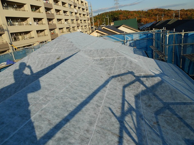 屋根カバー工事にて防水シート施工